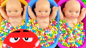 Мультики для детей. Смешиваем куколки, конфетки и шарики в ванночках. Смотреть мультики для малышей.