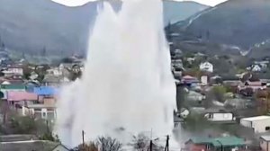 Гигантский фонтан из прорвавшейся трубы забил в центре Новороссийска