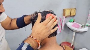 Индийский парикмахер  Самбу Гуд  делает массаж кожи огнем и расческой.