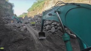 Строительство, экскаватор копает песок