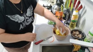 Картошка по-деревенски в аэрогриле , с маринованной капустой.