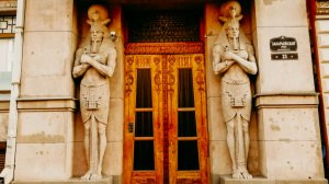 Фараоны , атланты , кариатиды ,богини, русалки ( в Петербурге всё есть )))