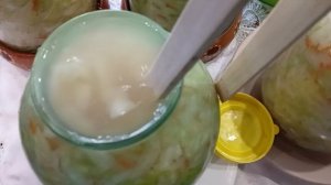 Капуста квасится в банках, в своём соку.