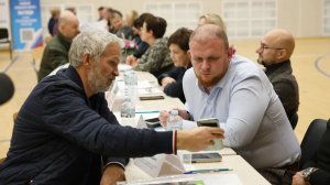 О парковках и не только: жители задали вопросы на выездной администрации