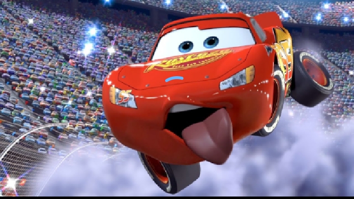 Молния Маквин  завоёвывает свой первый кубок Тачки