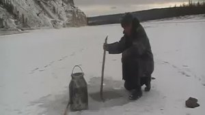 Охотник эвенк Лээги рассказывает как лучше хранить овощи подо льдом в охотничьих угодьях.