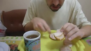 ОБЖОР НА НОЧЬ ГЛЯДЯ РУЛЕТ КУРИНЫЙ К В ( В ФОЛЬГЕ ) ОТ МИКОЯН, С ЗЕЛЕНЫМ ЧАЕМ