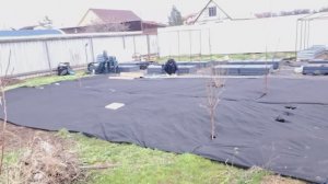 Весеннее видео с нашего участка!Застилаем его тканью, собираем новые грядки! Растения с Вайлдбериз!