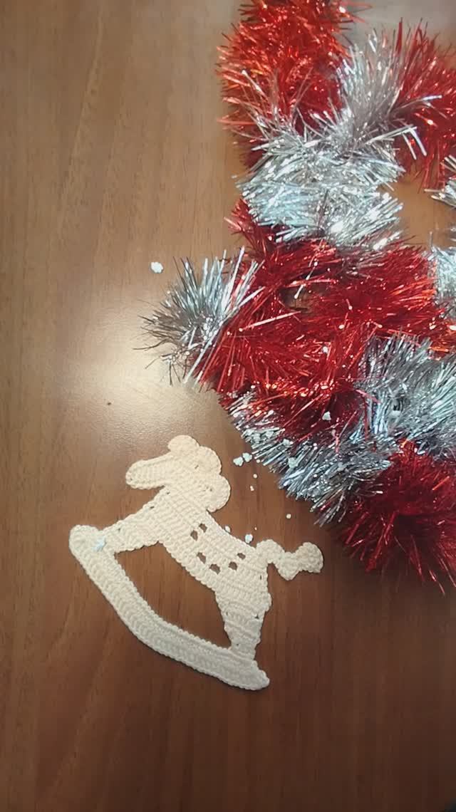 Новогодняя лошадка-аппликация - идея для вязания крючком