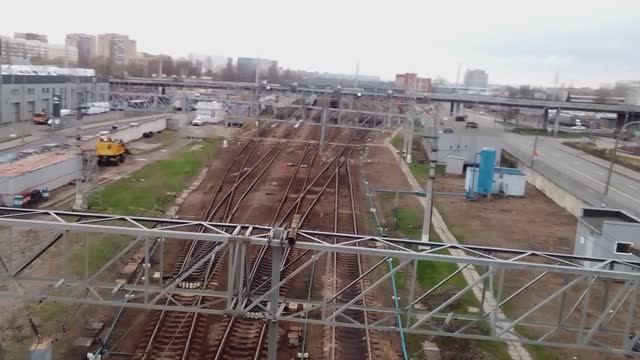 Вид с автомобильного моста над железной дорогой смотреть онлайн