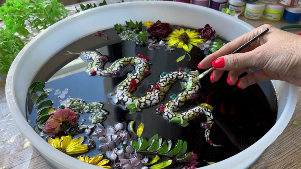 Стол из эпоксидной смолы с живыми цветами и змеей — магия в каждой детали смотреть онлайн