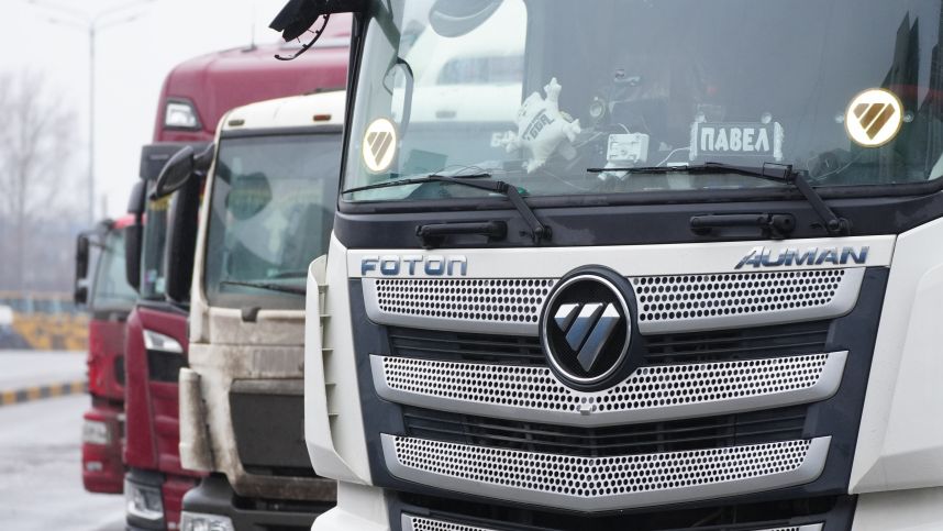 Водители легковушек начали получать штрафы до 600 тысяч рублей из-за владельцев фур