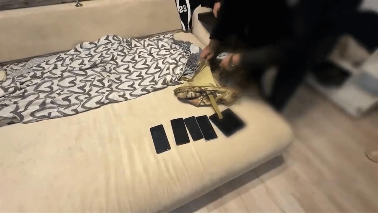 197 банковских и сим-карт: МВД РФ задержало пособников мошенников под Новосибирском