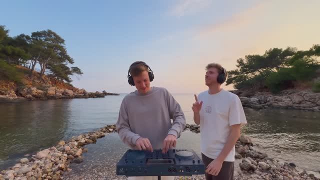 MELODIC HOUSE Sunset Mix in a Hidden Paradise Cove смотреть онлайн