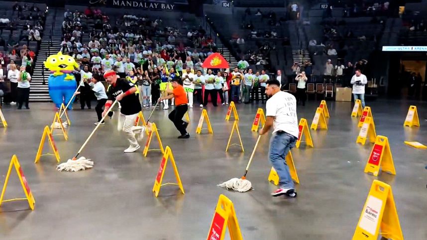 Мытье пола на скорость: Олимпиада по уборке прошла в Лас-Вегасе