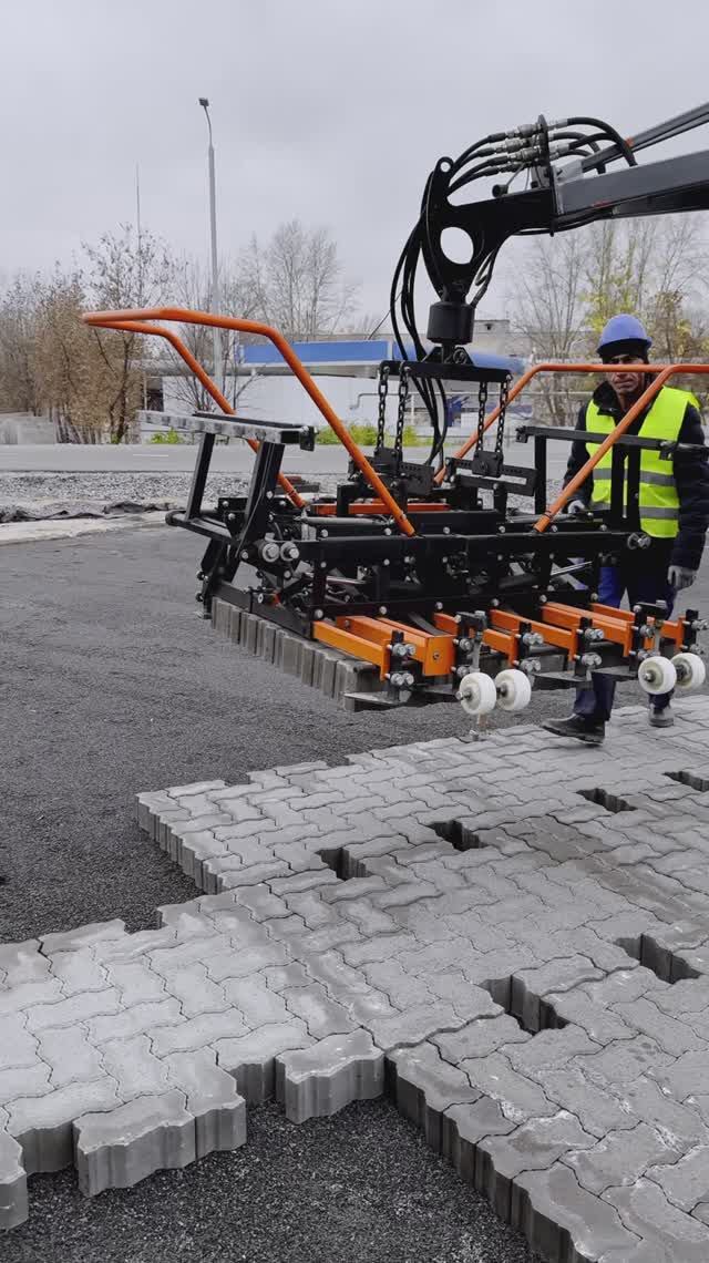 Плиткоукладчик в работе