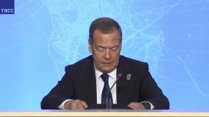Медведев выступает на форуме