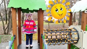 Полина проходит препятствия на Детской площадке