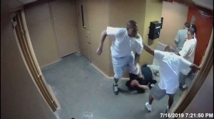 Заключённые избили охрану