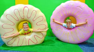 Крис изучает размеры в Доме Великана!