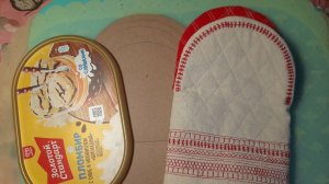 Прихватка-варежка. Нужна, но нет выкройки. Изобретаю велосипед, используя пластиковую крышку.