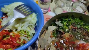 салат из зелёных и бурелых помидор на зиму