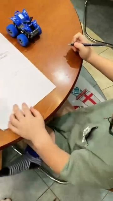 Батя составил договор по которому его сын обязуется покупать ему пиво как только достигнет 18 лет.