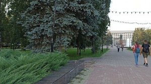 Сквер на площади Революции. В конце августа в Челябинске.