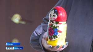 Коллекцию русских матрешек представила читателям библиотеки имени Короленко коллекционер из Кургана