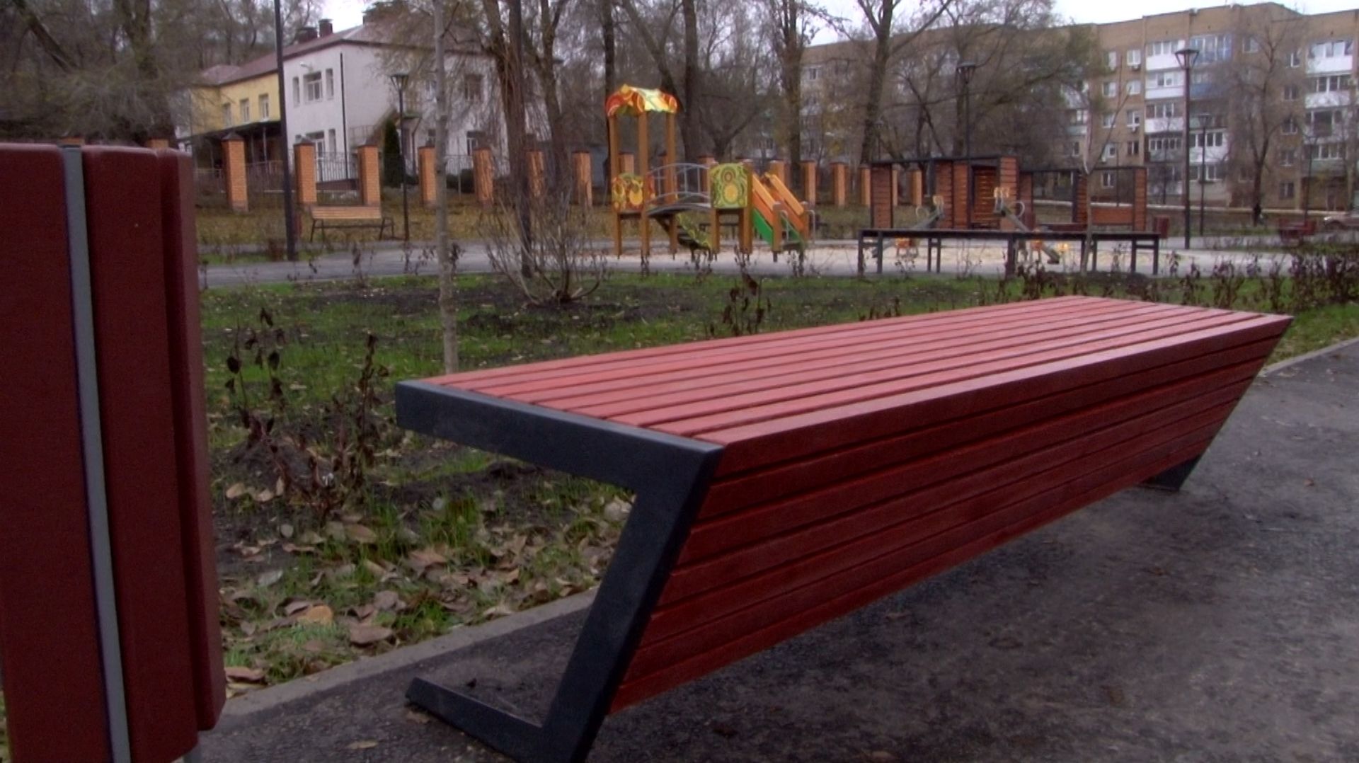 Саратовцы удивлены спешной заменой лавочек в новом сквере смотреть онлайн