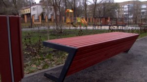 Саратовцы удивлены спешной заменой лавочек в новом сквере