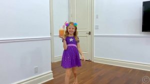 Настя учится  готовить папе необычную еду. Полезное видео для детей