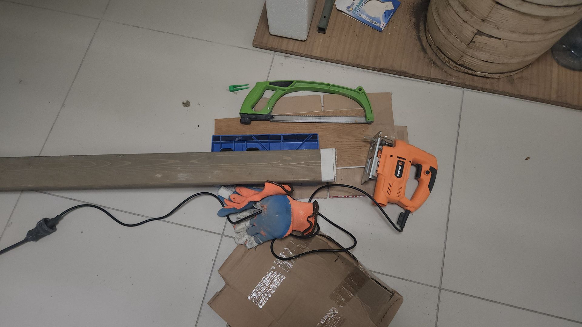 Балкон в стиле лофт: точный распил дерева для пароизоляции 🪵🪚