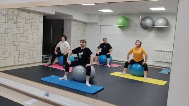 ЗДОРОВОЕ-ТЕЛО-с-фитболом