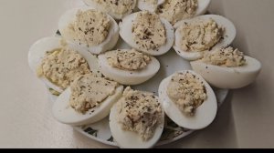 "ФАРШИРОВАННЫЕ ЯЙЦА" отличная закуска к любому столу и празднику. А самое главное быстро.