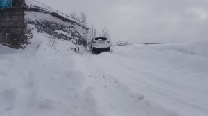 Занесло все улицы города снегом.Посадили внедорожник на пузо,толкаем,копаем,не можем вытолкнуть.