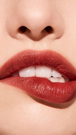 Мёд её губ расстекался по горлу