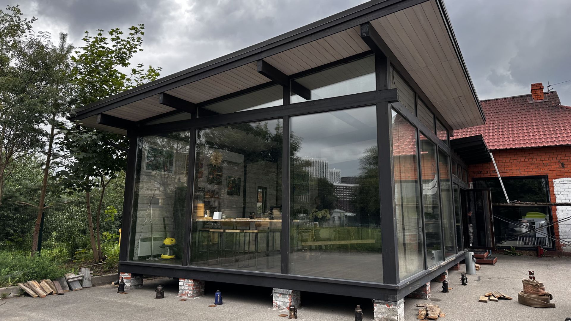 "КОТЕЛЬНИКИ" | Передвижение магазина с панорамными стеклами из-за газовой трубы смотреть онлайн