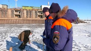 На неокрепший лёд амурских водоёмов выходят рыбаки и дети
