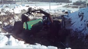 Погрузка сенажа в кормораздатчик ИСРК-12 "Хозяин"