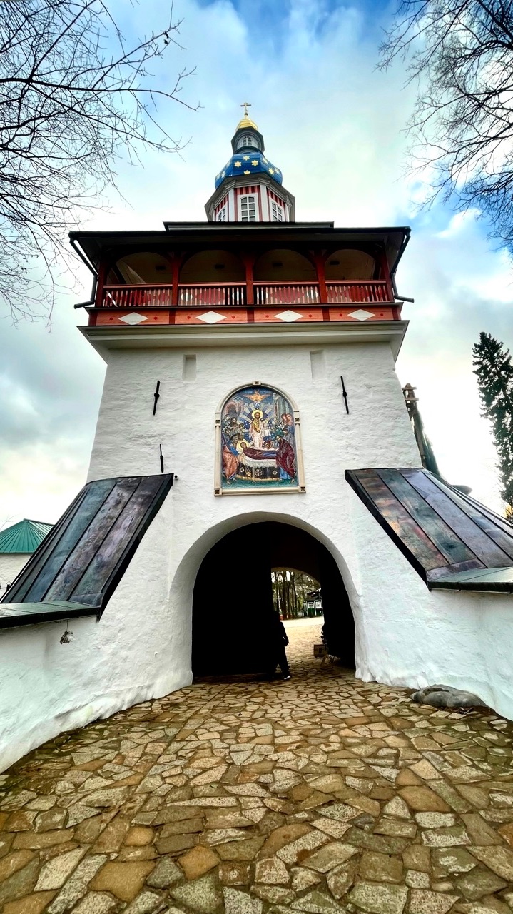 Успенский Псково-Печерский монастырь — один из самых крупных и известных в России мужских монастырей