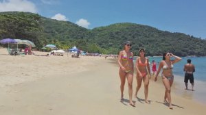 Бразильские красивые девушки без стеснения гуляют в микро бикини по пляжу