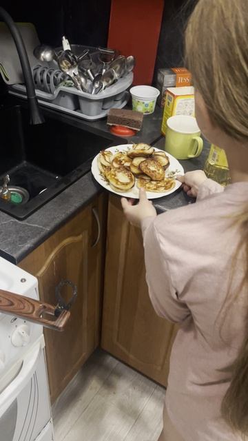 Я в этом возрасте мог только палкой крапиву бить но не как не стряпать 😂