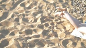 Девушка купается в воде на пляже