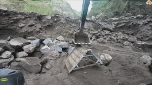 Строительство, экскаватор копает песок