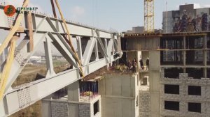 Монтаж несущей балки подвесной галереи дома «с мостом»