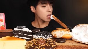 🔥🍲 Мукбанг и Mukbang : 5 ВИДОВ СЛАДОСТЕЙ! 🍪 Парень пробует все десерты