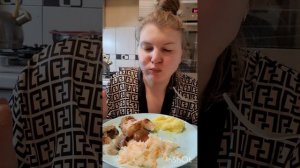 Мукбанг. Пюре с жареным окорочком, квашеная капуста, баклажаны в мед. мар., марин. грибы шиитаке