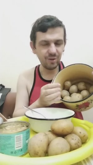 Мукбанг обжор / картошка в мундире с рыбными консервами / салат из огурцов с майонезом