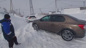 Занесло все улицы города снегом.Посадили внедорожник на пузо,толкаем,копаем,не можем вытолкнуть.